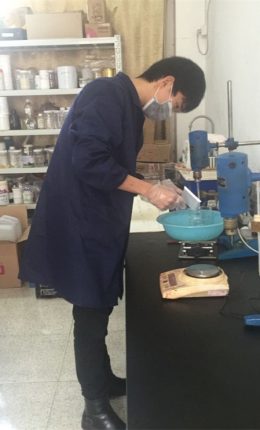 Weeg de diazocomponent nauwkeurig